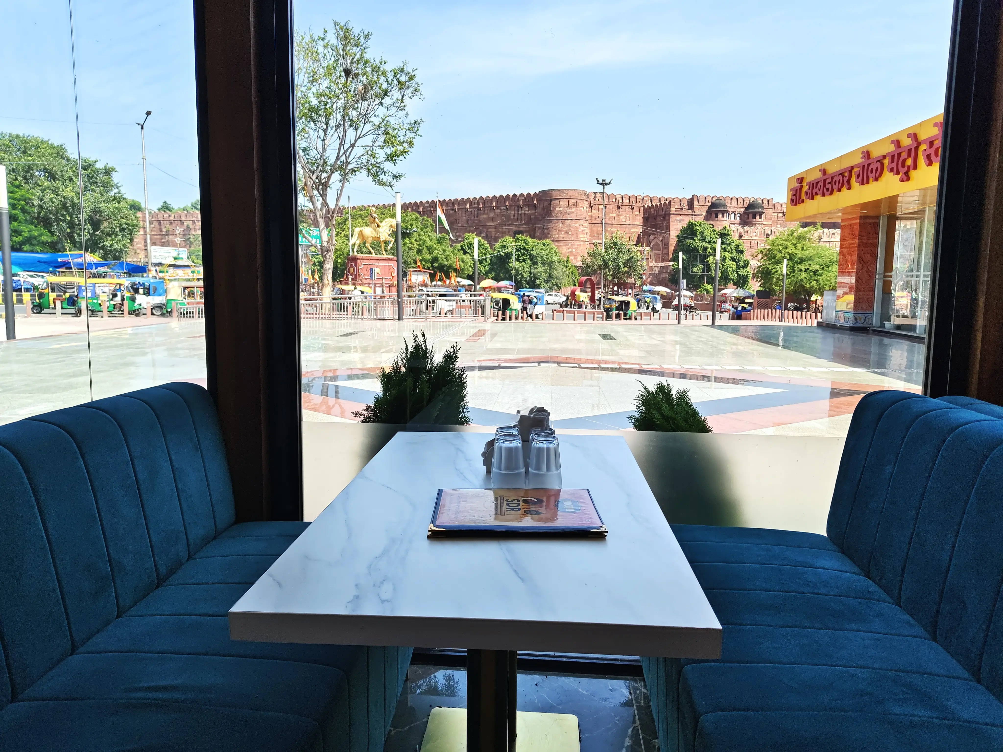 Restaurant with Red Fort View